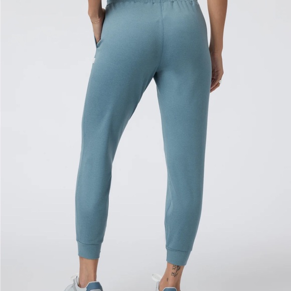 Vuori Women’sPerformance Jogger in Smoke Blue Heather - Picture 3 of 7